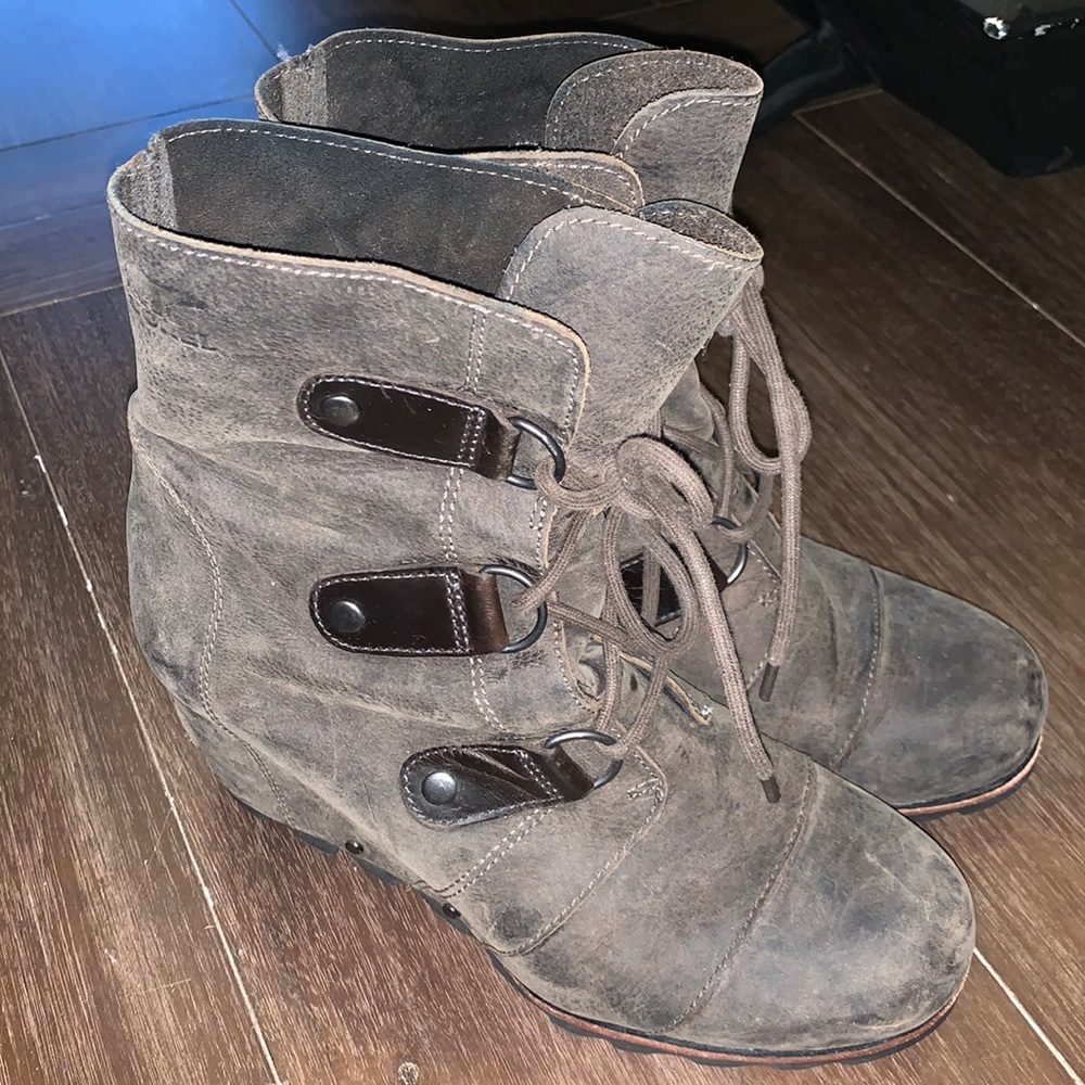 Sorel lace up winter boot size 9